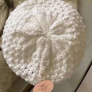 NWT, OSFA. White Soft and Cozy Everyday Beret